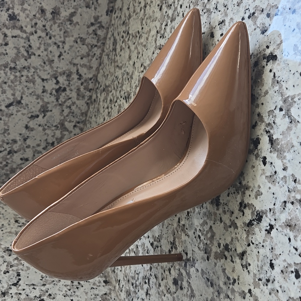 Steve Madden Tan Patent Vala Pumps